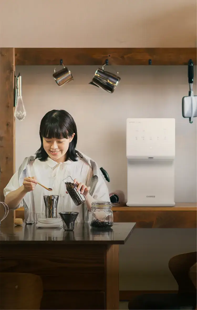 コーヒーを入れるためにすぐ後ろにも置けることをあらわす写真