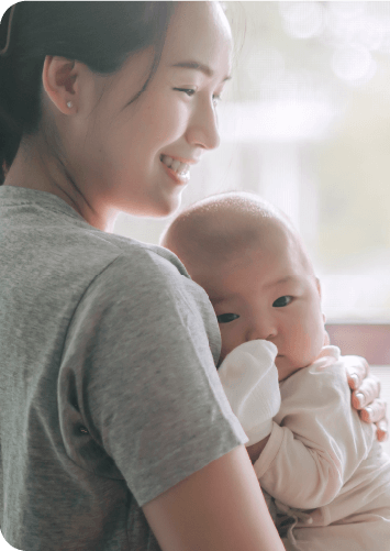 赤ちゃんを抱えている母親の写真