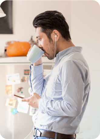 水を飲むスーツの男性の写真