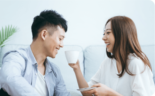 カップを渡す男性と女性の写真