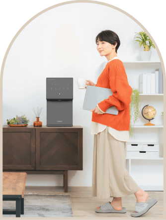 Pure Life Sを置いている女性の写真