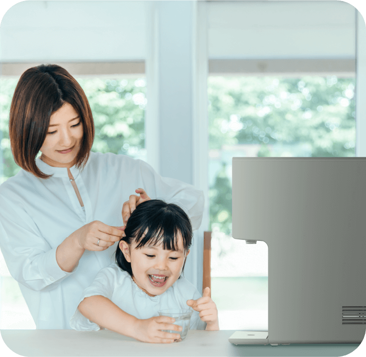 子供がおいしそうに水を飲んでいる写真