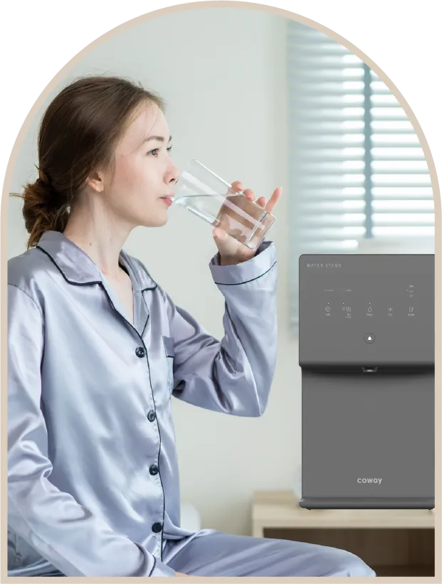 寝室で水を飲み女性