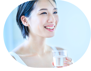 水を飲んでいる女性の写真