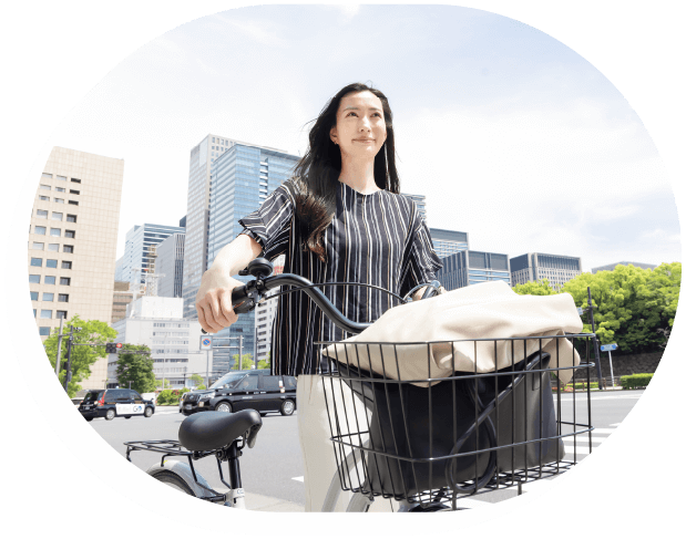 水を飲んでいる女性の写真