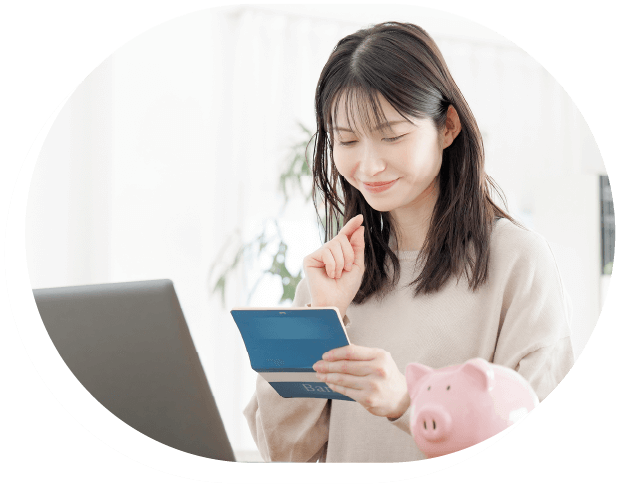 水を飲んでいる女性の写真