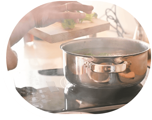 水を飲んでいる女性の写真