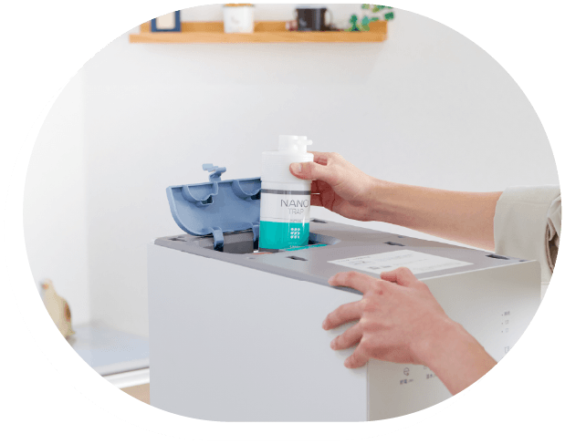 水を飲んでいる女性の写真