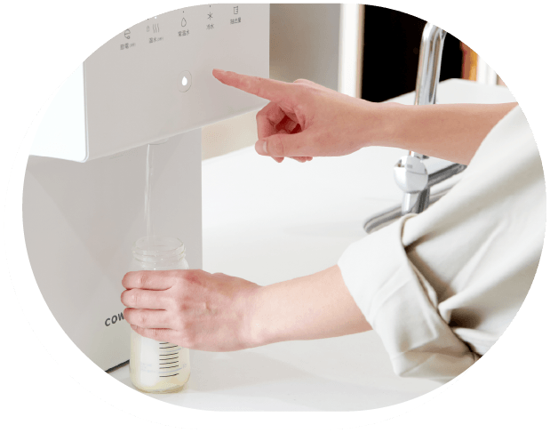 水を飲んでいる女性の写真