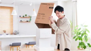 箱から出している様子の写真