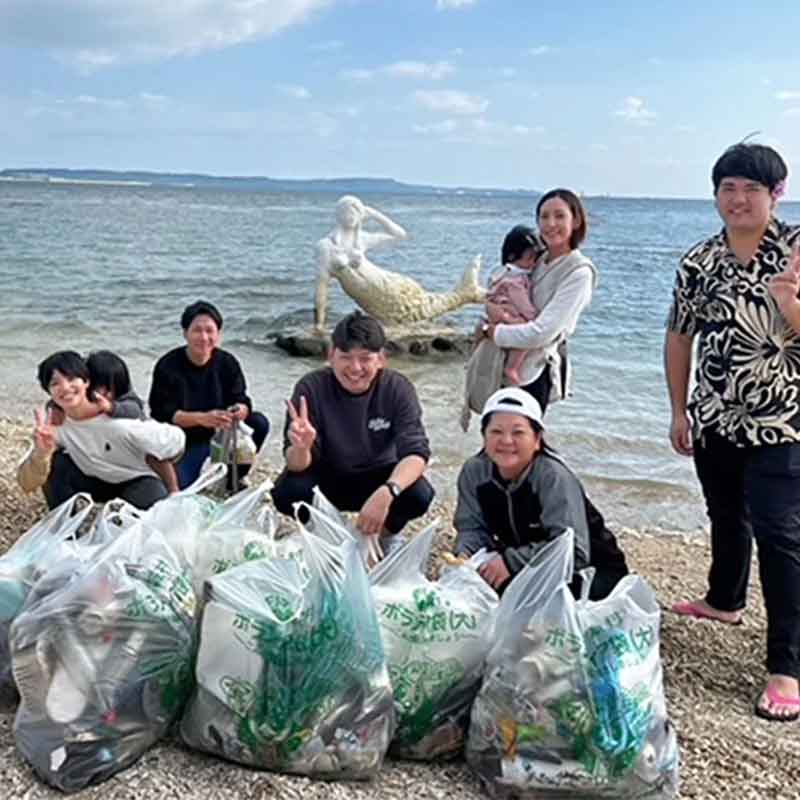 海岸での清掃活動の様子