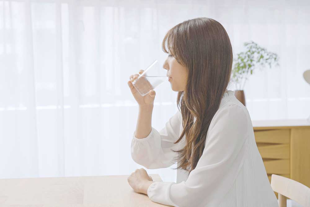 お水を飲む女性