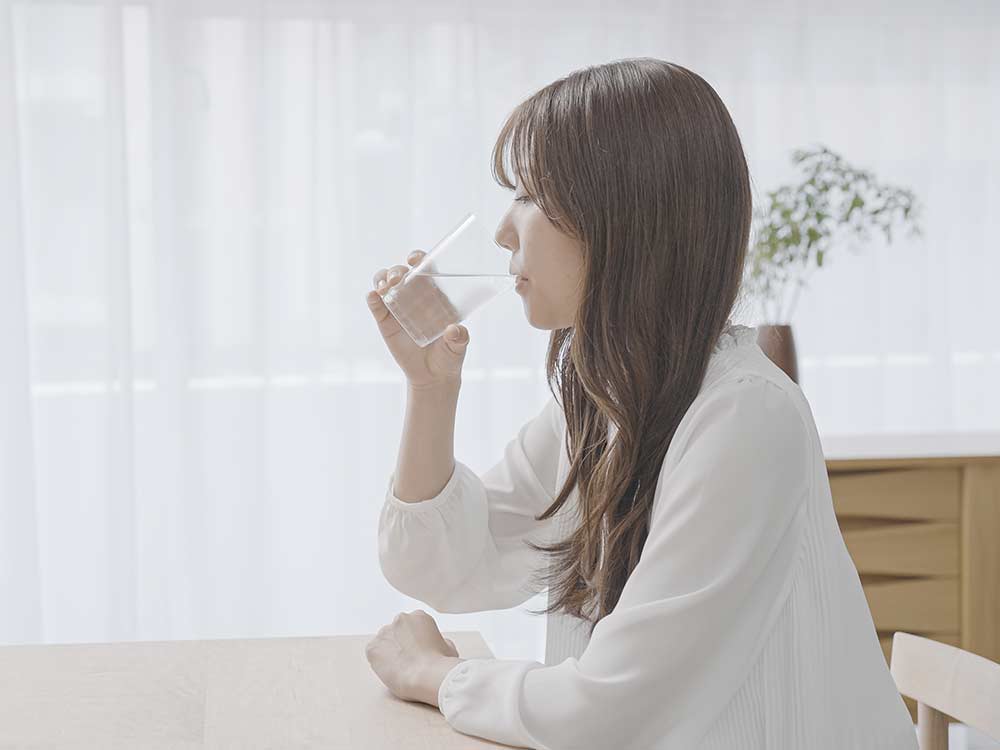 水を飲んでいる女性