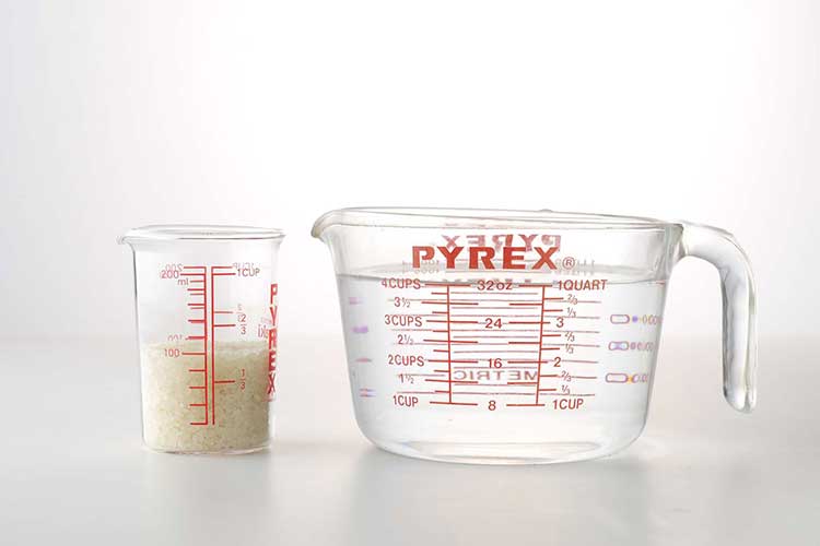 水1カップは何cc(ml)？料理で迷わない計量カップの疑問と正確な測り方を解説
                