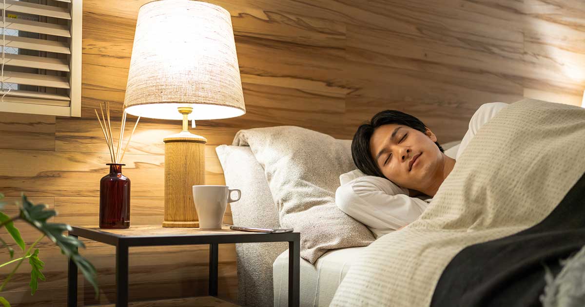 寝る前に水を飲んだほうがよい理由とは?水分補給の注意点も解説