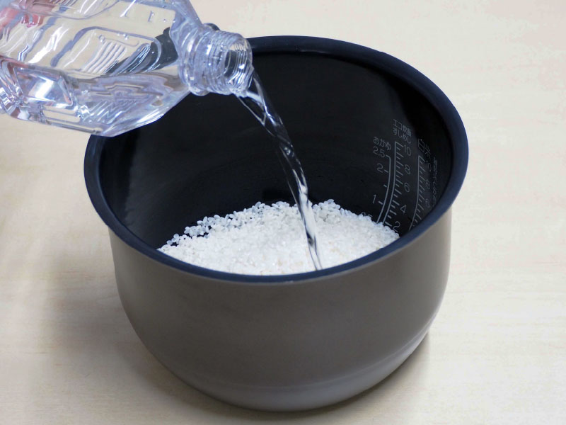 お米研ぎや料理にもペットボトルの水を使う