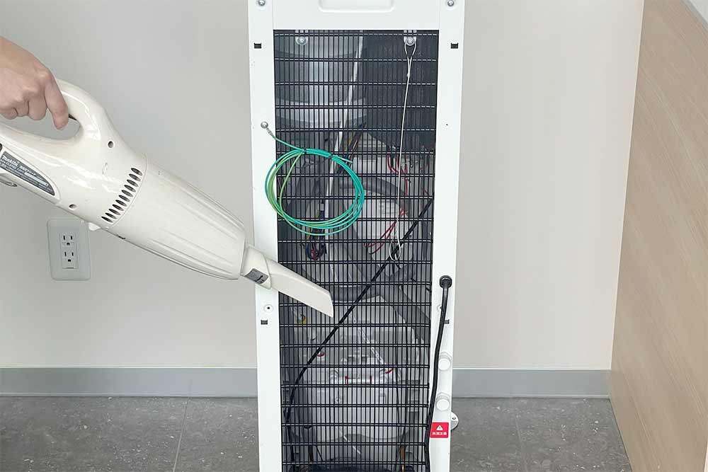 ウォーターサーバー背面の防塵フィルターのホコリを掃除するイメージ
