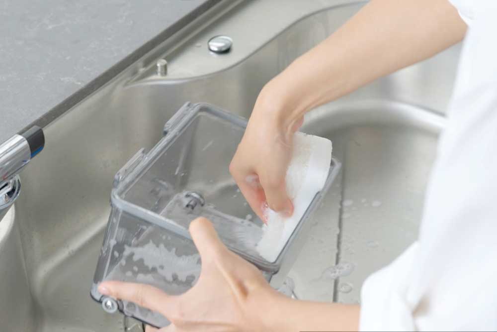 ピュアライフシリーズの給水タンクを取り外して洗うイメージ