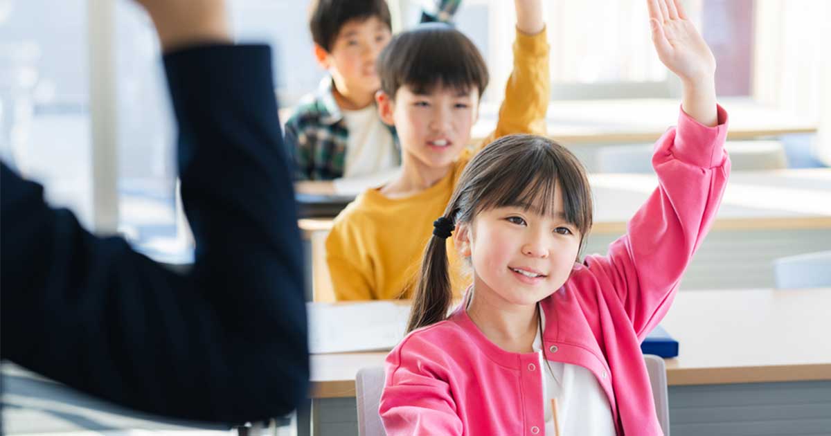 学習塾で勉強する子供たち