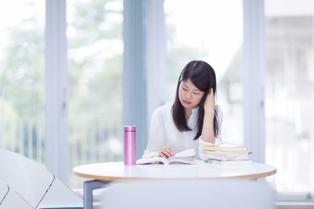 自習室で集中している生徒