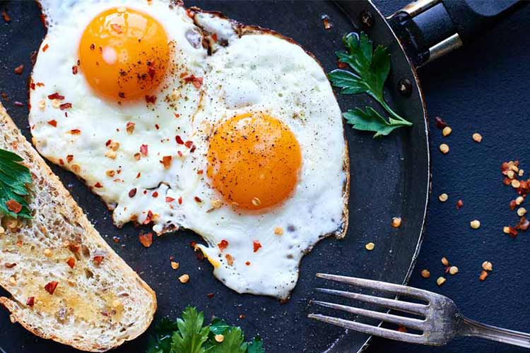 目玉焼きに水はなぜ必要？焦げ付かずふっくら仕上がる水の量と火加減のコツ