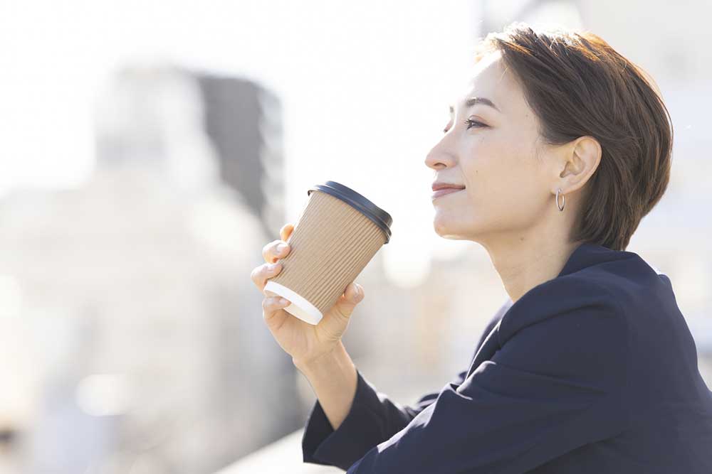 コーヒーを飲む女性