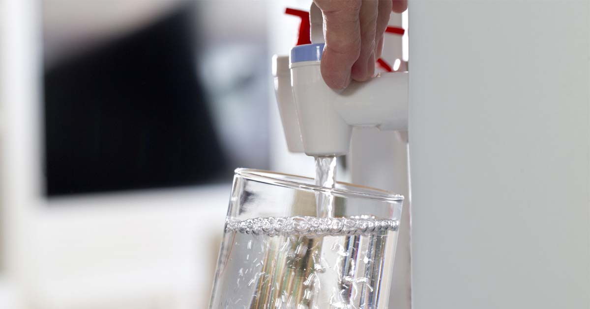 ウォーターサーバーから水を出す