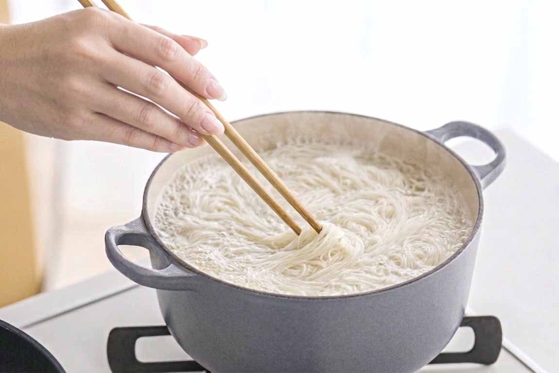 そうめんをゆでる