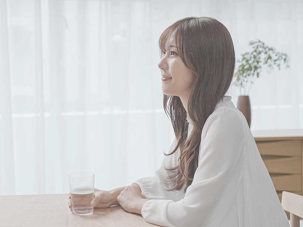 健康のためにお水を飲んでいる女性