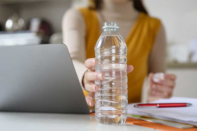 「水2リットル」は逆効果？良かれと思ってやりがちな“老ける”飲み方5選