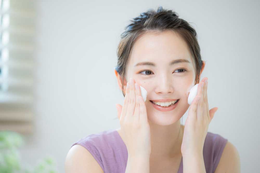 女性が洗顔フォームをつけて優しく洗う