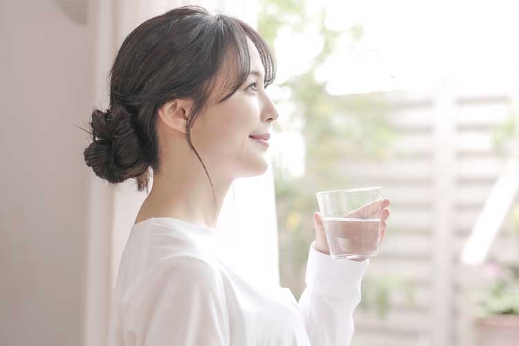花粉症やアレルギー性鼻炎のときは水分補給が大切？喉の渇き対策と飲み方のポイント